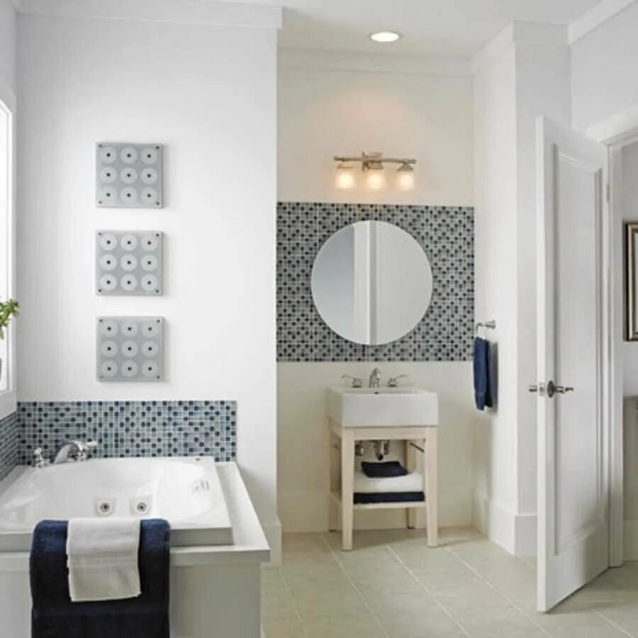 Мозаика в интерьере ванной комнаты. Белая ванная с мозаикой. Белая плитка с мозаикой в ванной. Ванная комната с элементами мозаики. Зона ванной комнаты