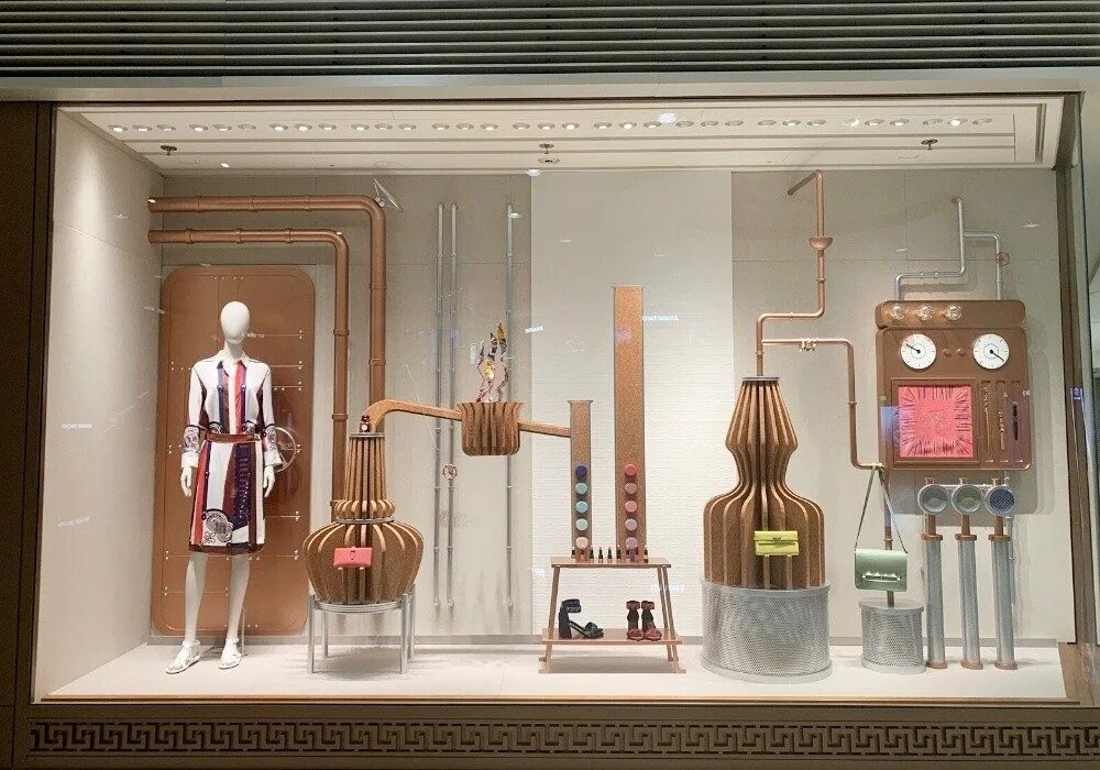 Xp display. Витрины магазинов в милане hermes весна. marc jacobs 2025 window display. metallic display fashion center.
