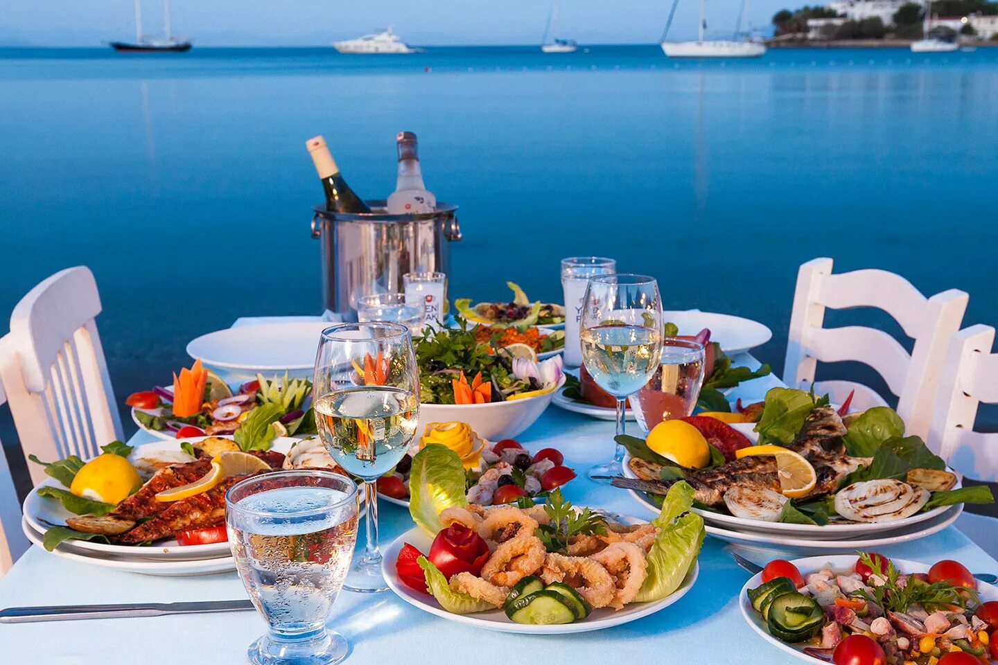 Стол с едой. Греция еда. Завтрак у моря. Стол с едой и красивым видом. Морской ужин