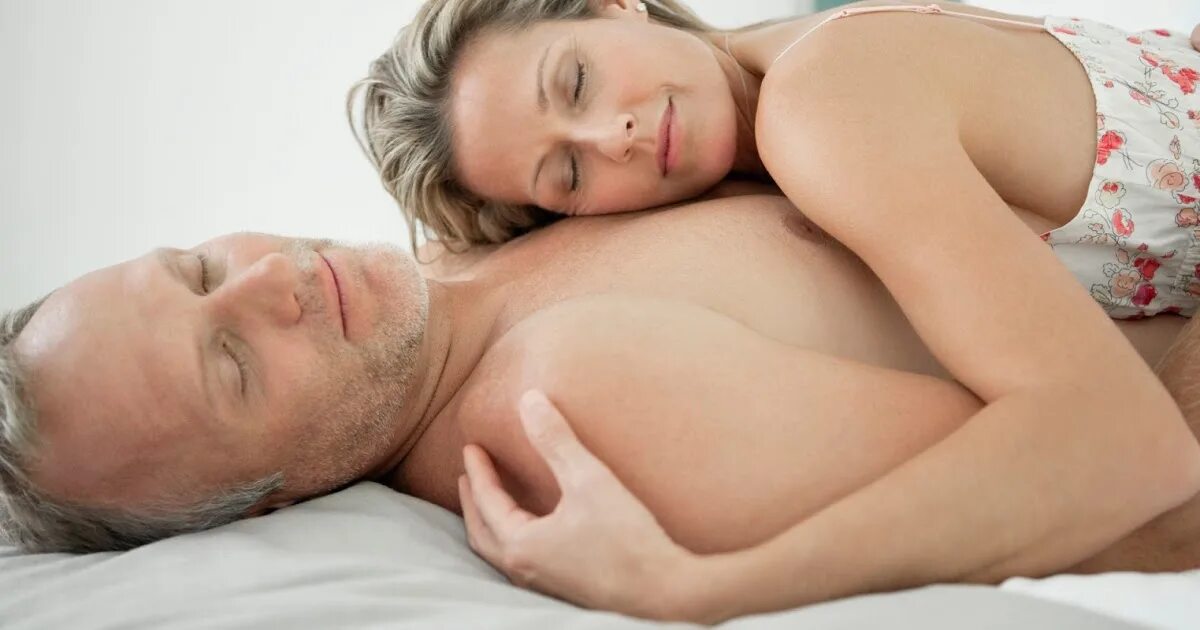 Женщины 40 + на кровати. Roxanne mckee. Женщины 40 в постели. Женщины 50 лет на кровати фотогалерея. Женщины 40 в постели.