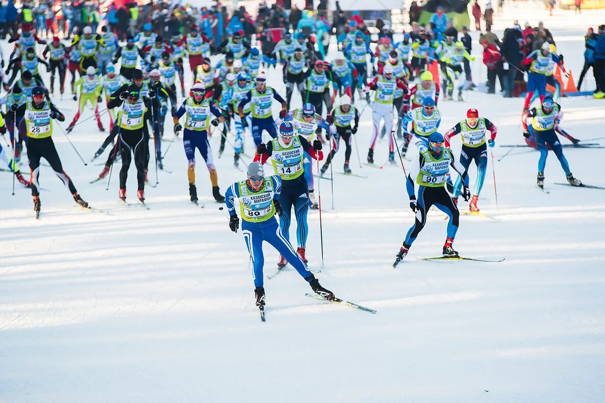 Югорский лыжный марафон 2021 Ханты-Мансийск. Лыжные гонки марафон. Лыжник марафон. Лыжный забег.