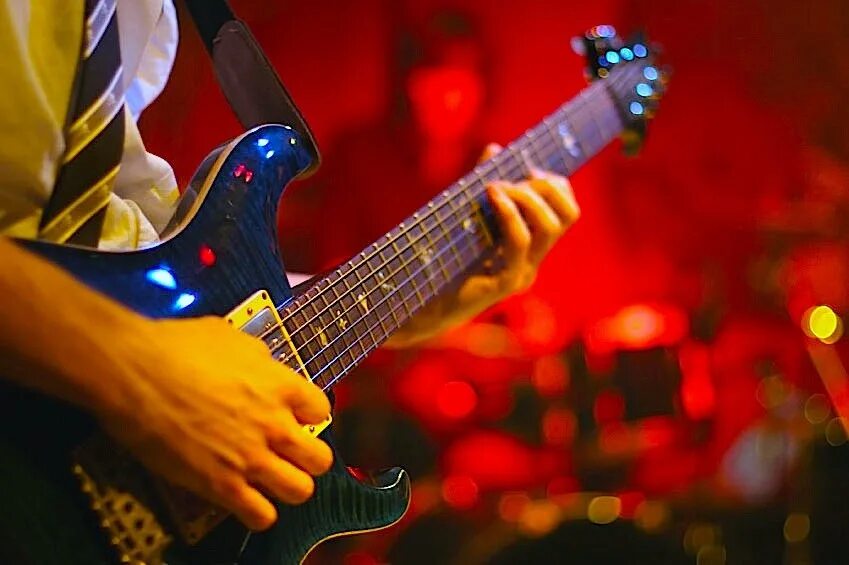 Рок гитара слушать. Гитара. Электрогитара в руках. Электрогитара на красивом фоне. Рок гитара.
