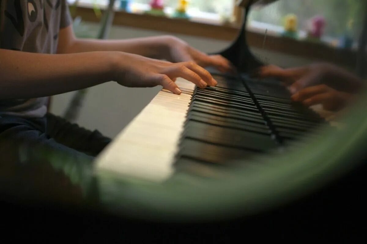 Играй громче на 1. Мураками за фортепиано. Играет на пианино в воздухе. Инструмент на котором играют воздухом. Зачем пианисты играют по воздуху.