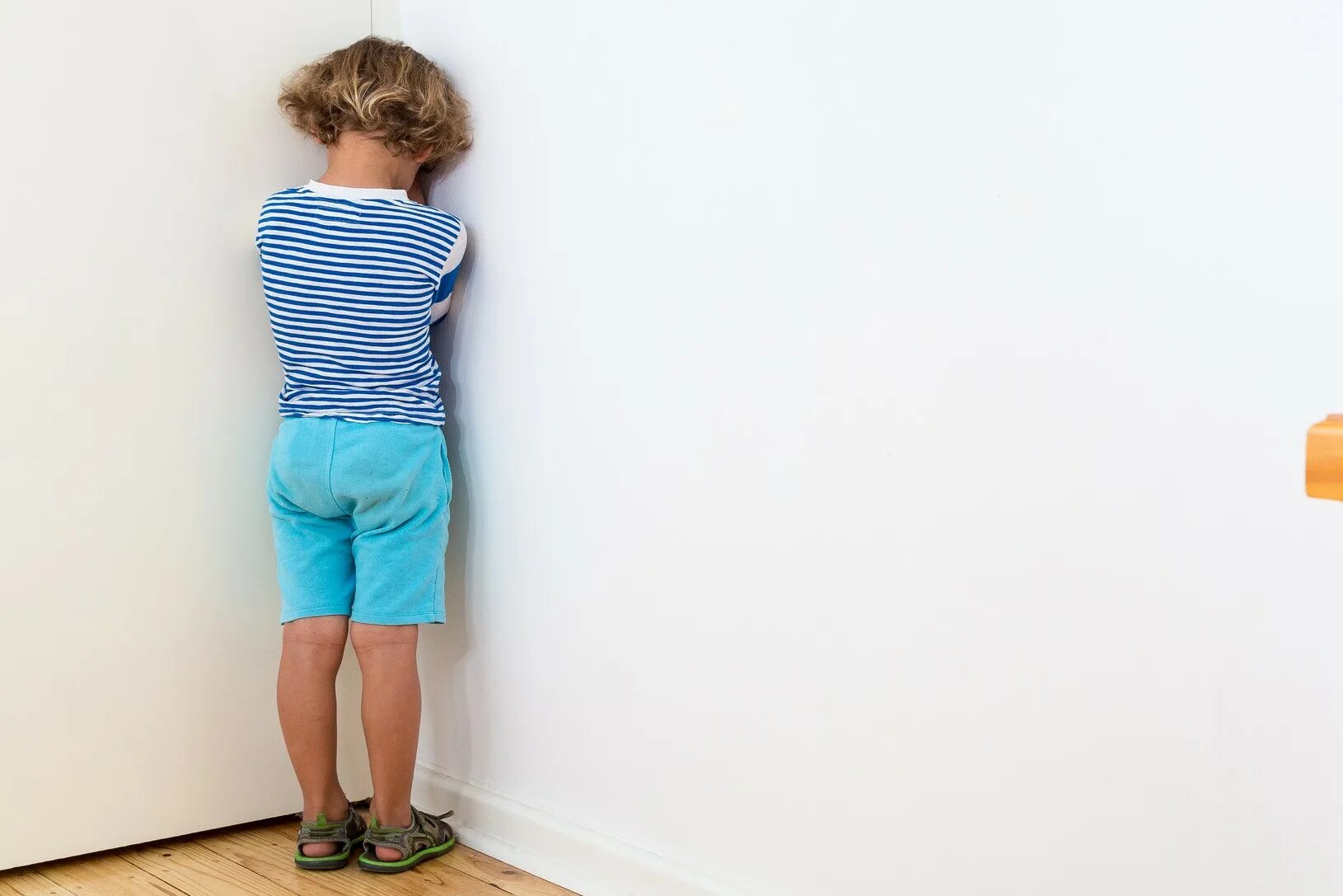 Ребенок наказан. В углу скр. Осужден. Мальчик в углу наказан. В углу скр.