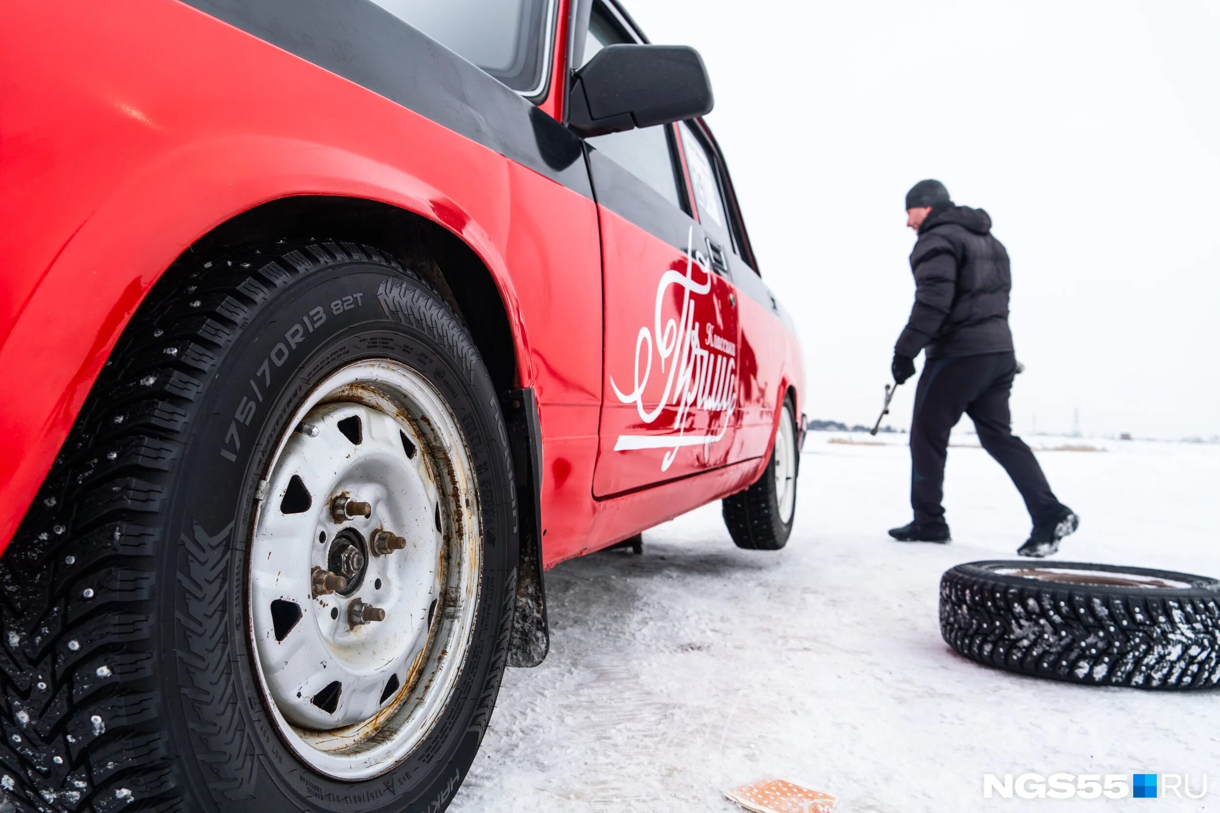 Менять зимнюю. Зимняя резина без шипов. Смена резины на летнюю. Зимняя резина в снегу. Зимняя резина летом.