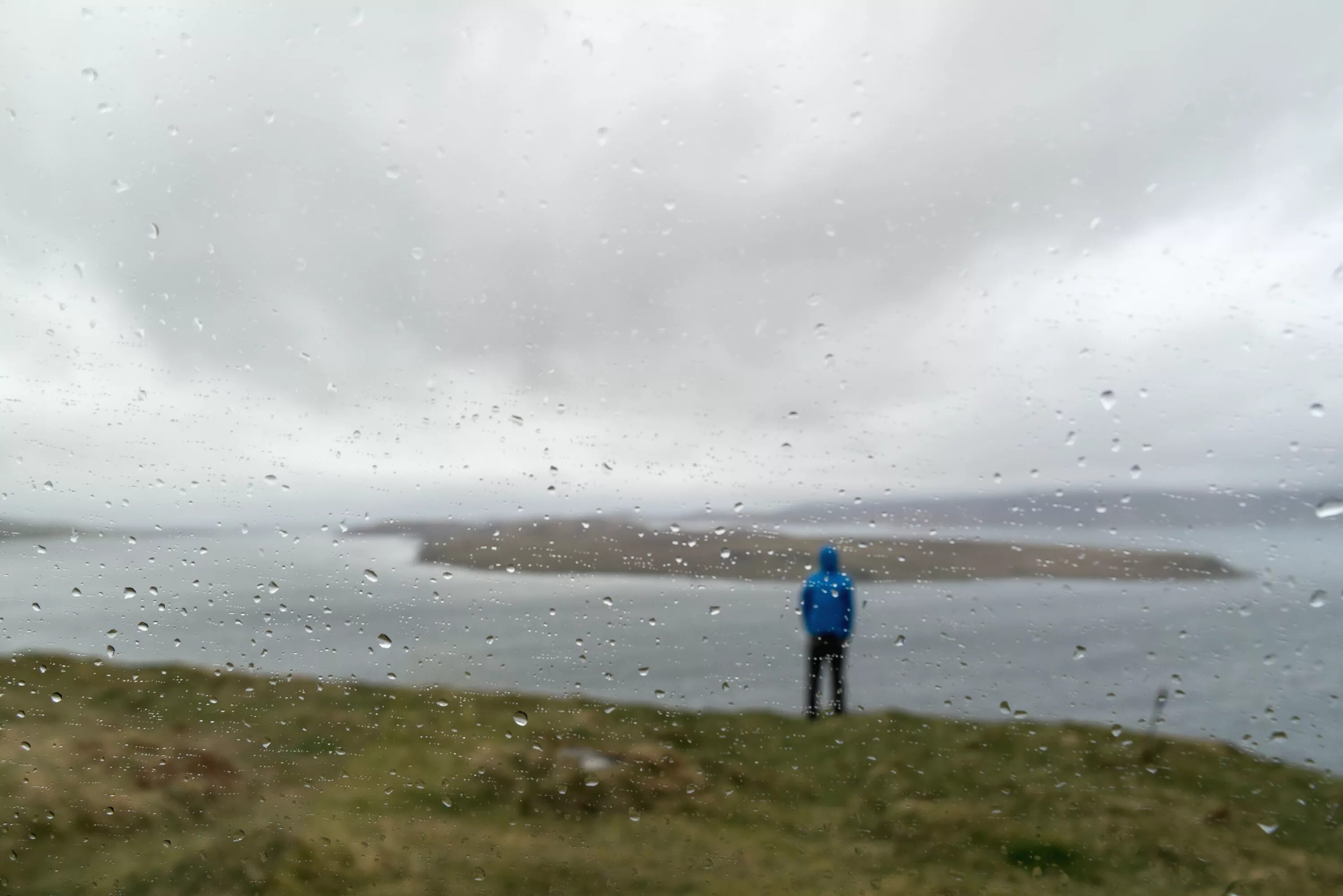 Вода падающая с неба. Дождь в океане фото. Дождь на море. Море в дождливую погоду. Дождь на море фото.