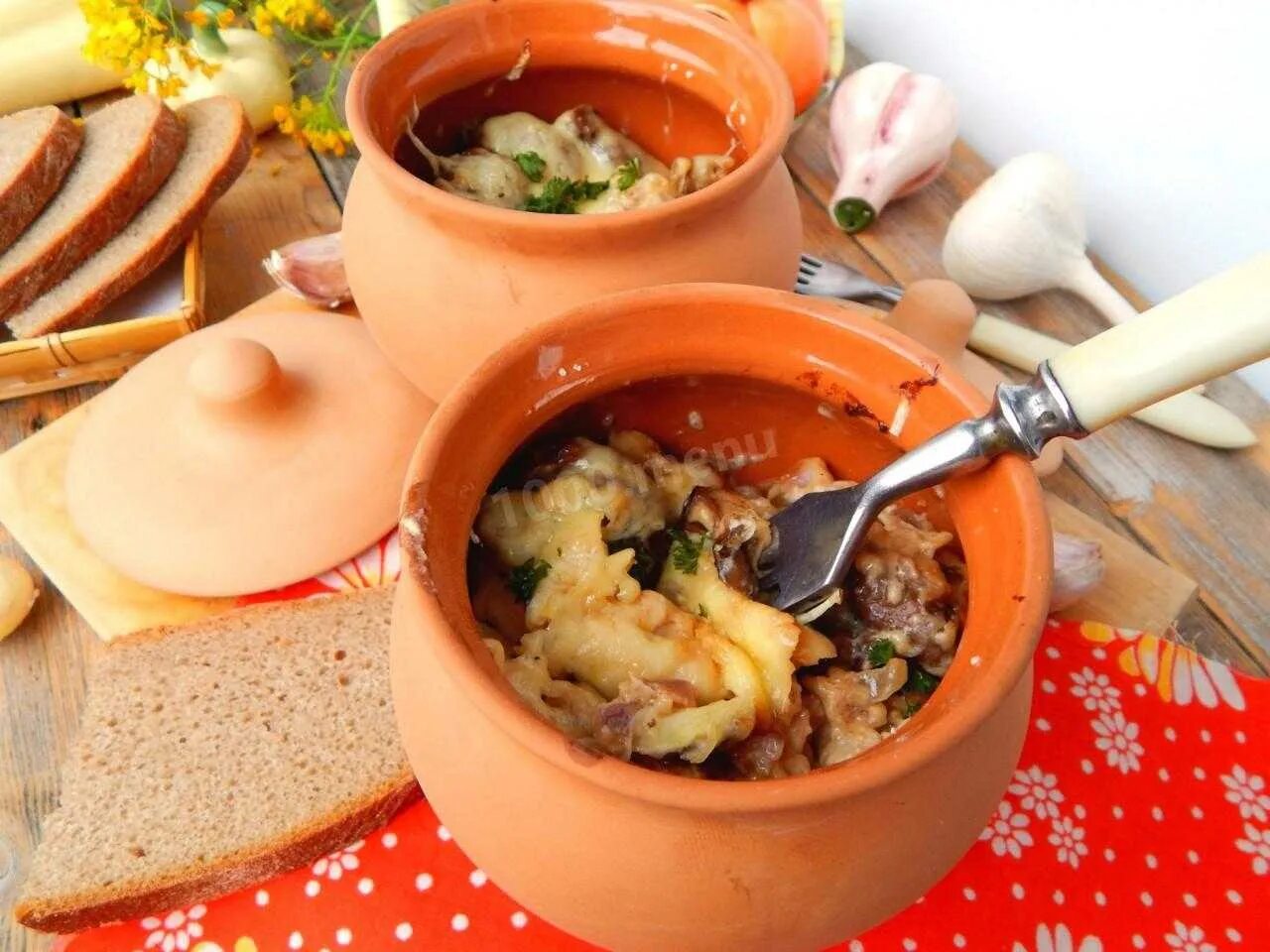 солянка в горшочке. жаркое по деревенски в горшочках. тушеная картошечка в горшочке. мясо по деревенски в горшочке. свинина с овощами в горшочках.