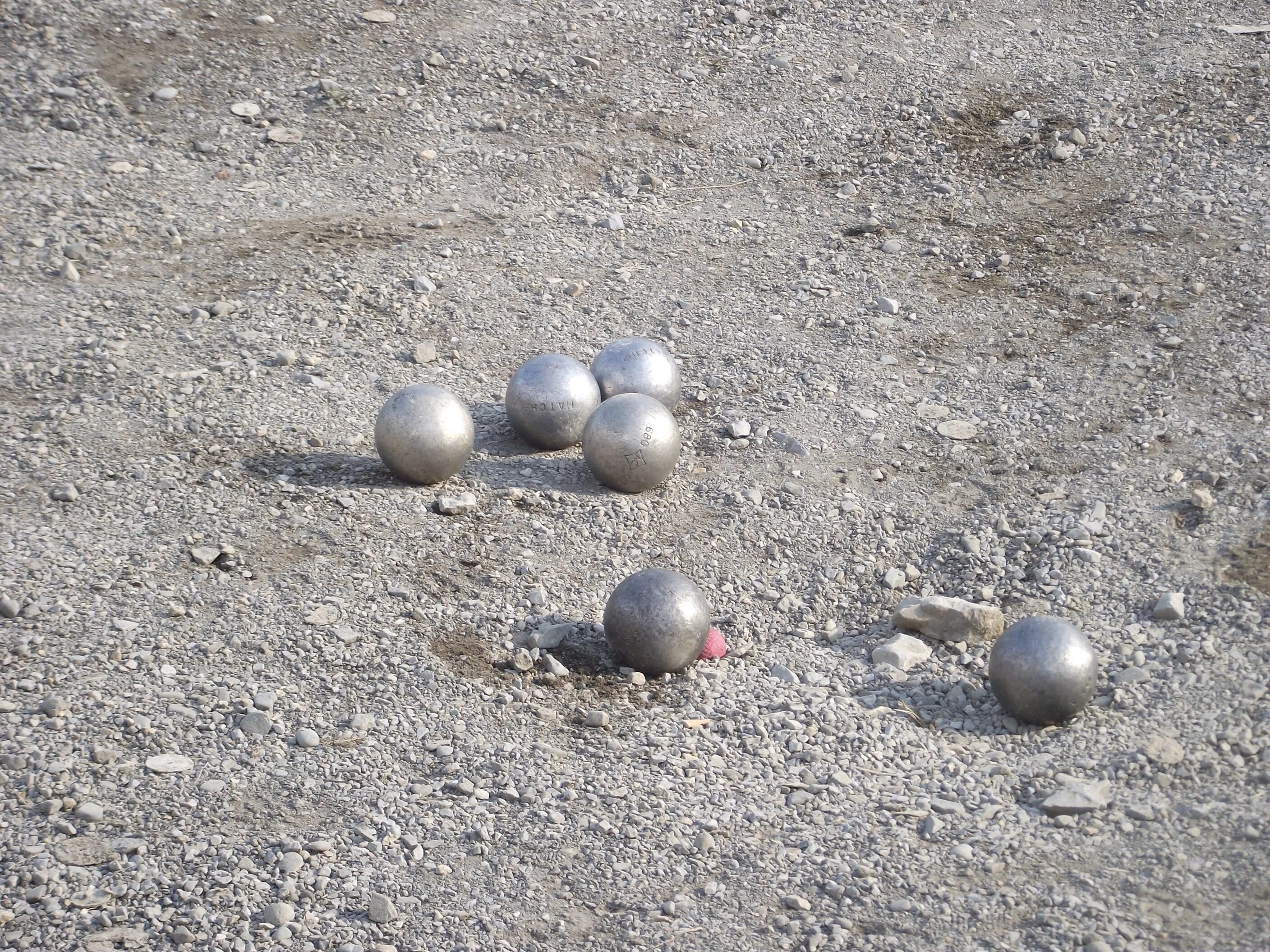 Гонка стальных шаров. Шар с песком. Каменные шары для петанка. Игра про каменный шар. Игра с шарами на песке.