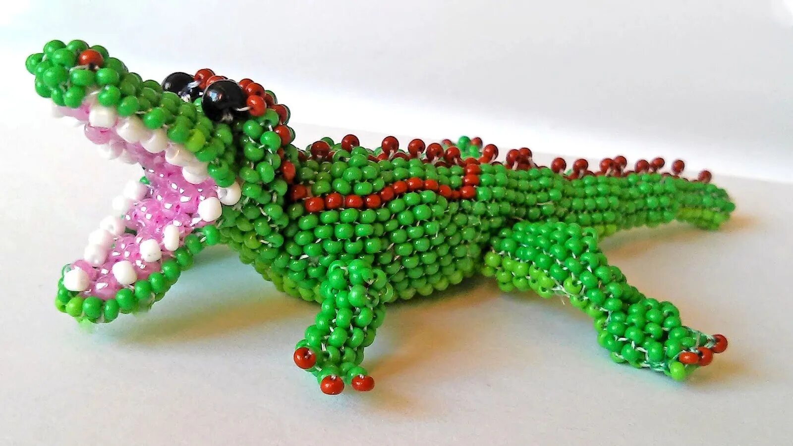 Крокодил из бисера. Бисероплетение крокодильчик. Брелок крокодильчик из бисера. Брелок крокодильчик из бисера. Бисероплетение крокодил.