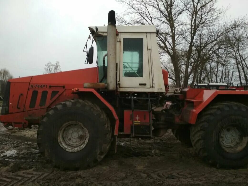 Трактор кировец к 744. Кировец к-744р3. Ламбрекены на кировец к 744. К744 красный. Трактора к 744 р1.