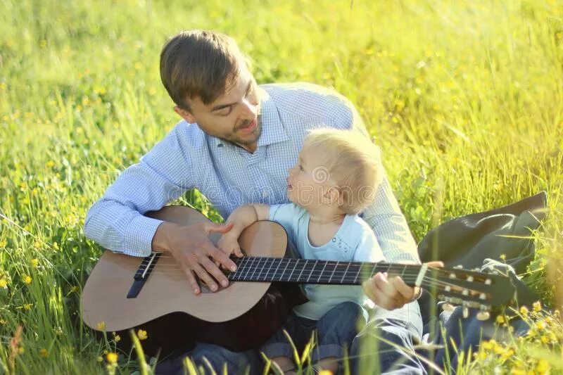 Играет на гитаре пап пап. Ребенок с папой с гитарой. Гитара с детьми и родители. Сын и отец гитара. Папа с гитарой и сыном.