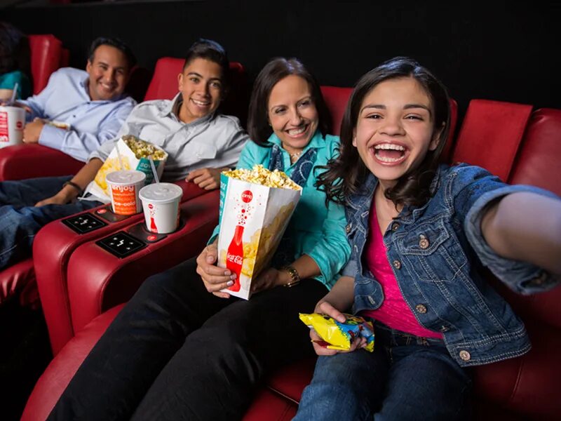 Кинотеатр семья билеты. Кинотеатр. Еда в кинотеатре. Семья в кинотеатре.