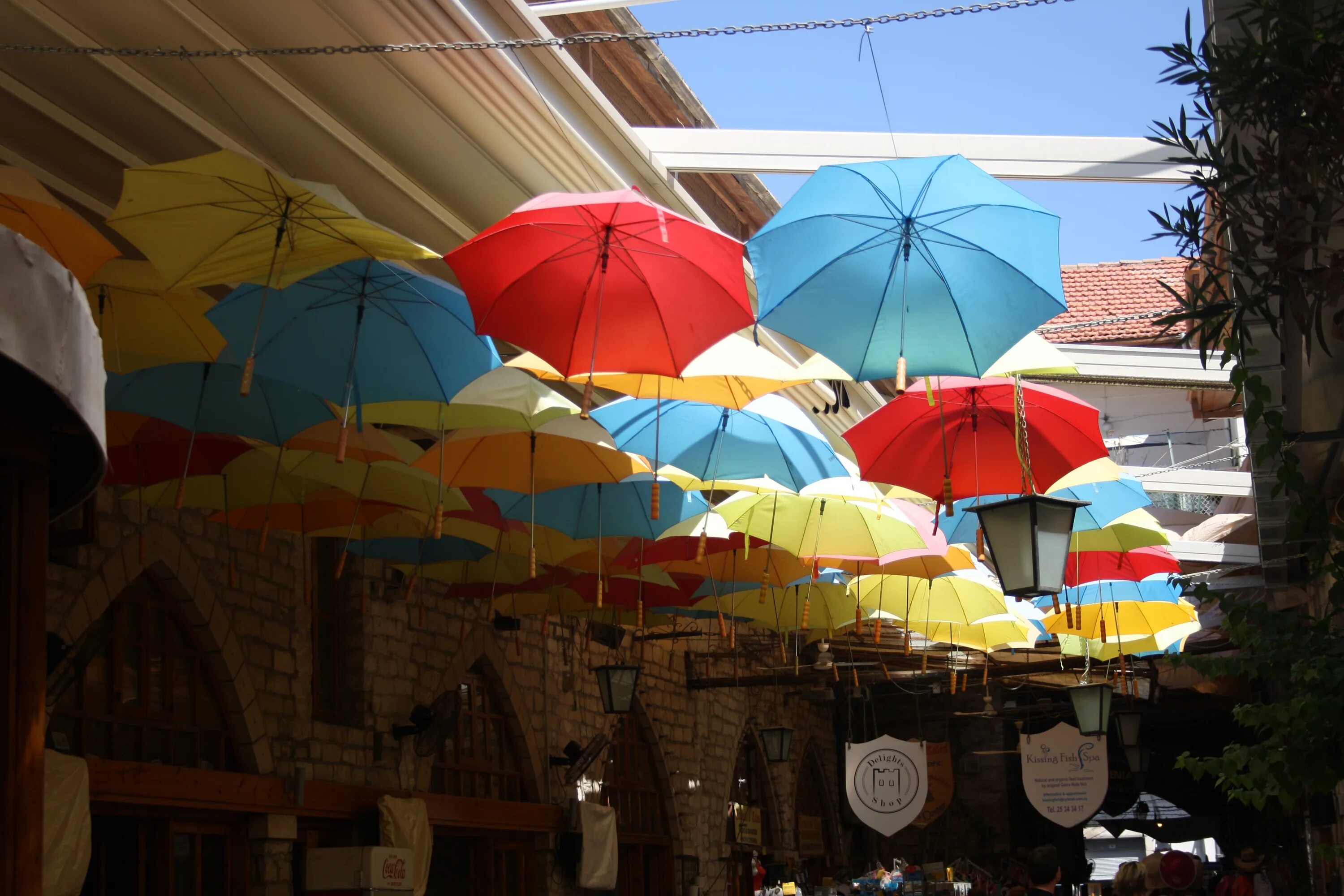 Улица зонтиков в Фетхие. Летний зонтик. Зонтик для кафе. Улица зонтиков в Анталии. Сколько лет зонтику