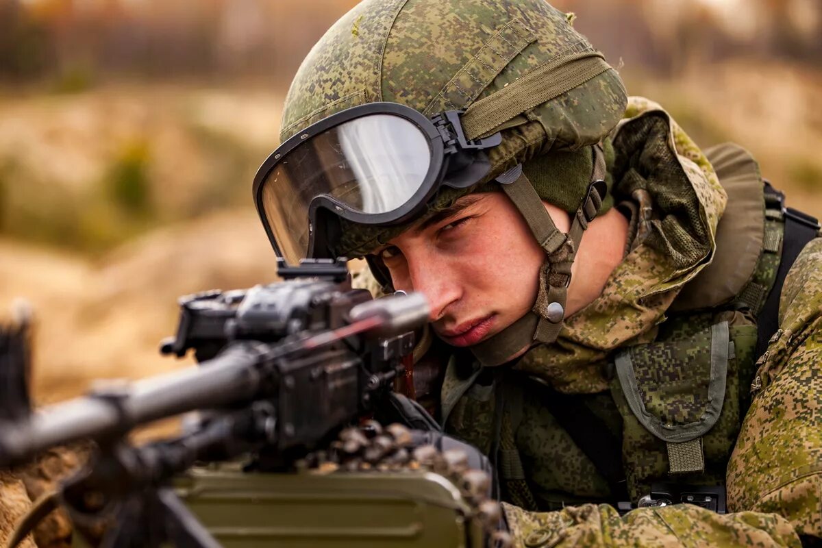 Через военный. Военные. Фото военных России. Военные учения фото. Глаза учение.