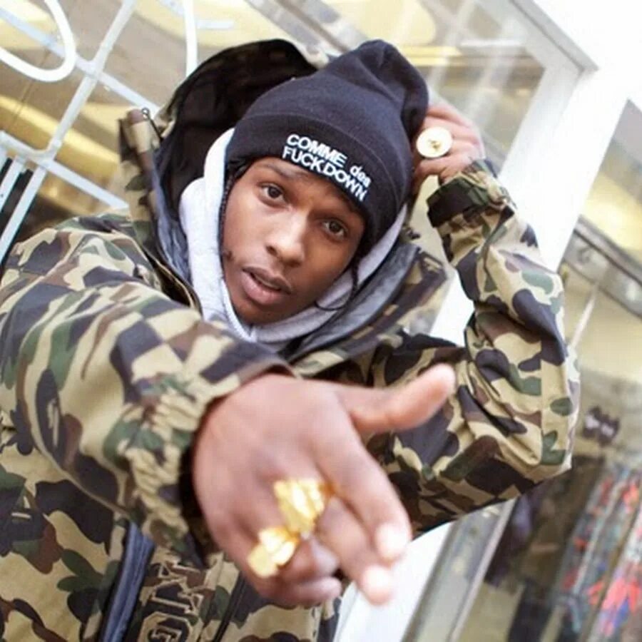 F de s. ASAP Rocky comme des fuckdown. ASAP Rocky fuckdown. Шапка comme des fuckdown. A$AP Rocky в шапке.