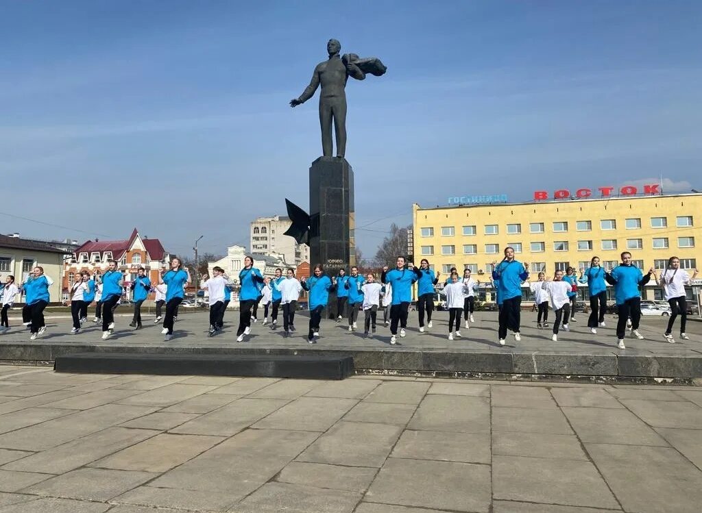 Расписание гагарин вязьма сегодня. Гагарин город. Памятник космонавтам. Памятник Юрию Гагарину. Вязьма Космонавтов 1 памятник.