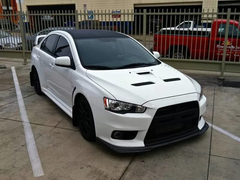 Купить тюнинг митсубиси. Mitsubishi Lancer EVO 10. Mitsubishi Lancer 10 White. Mitsubishi Lancer Evolution 10 White. Лансер Эво 10 белый.