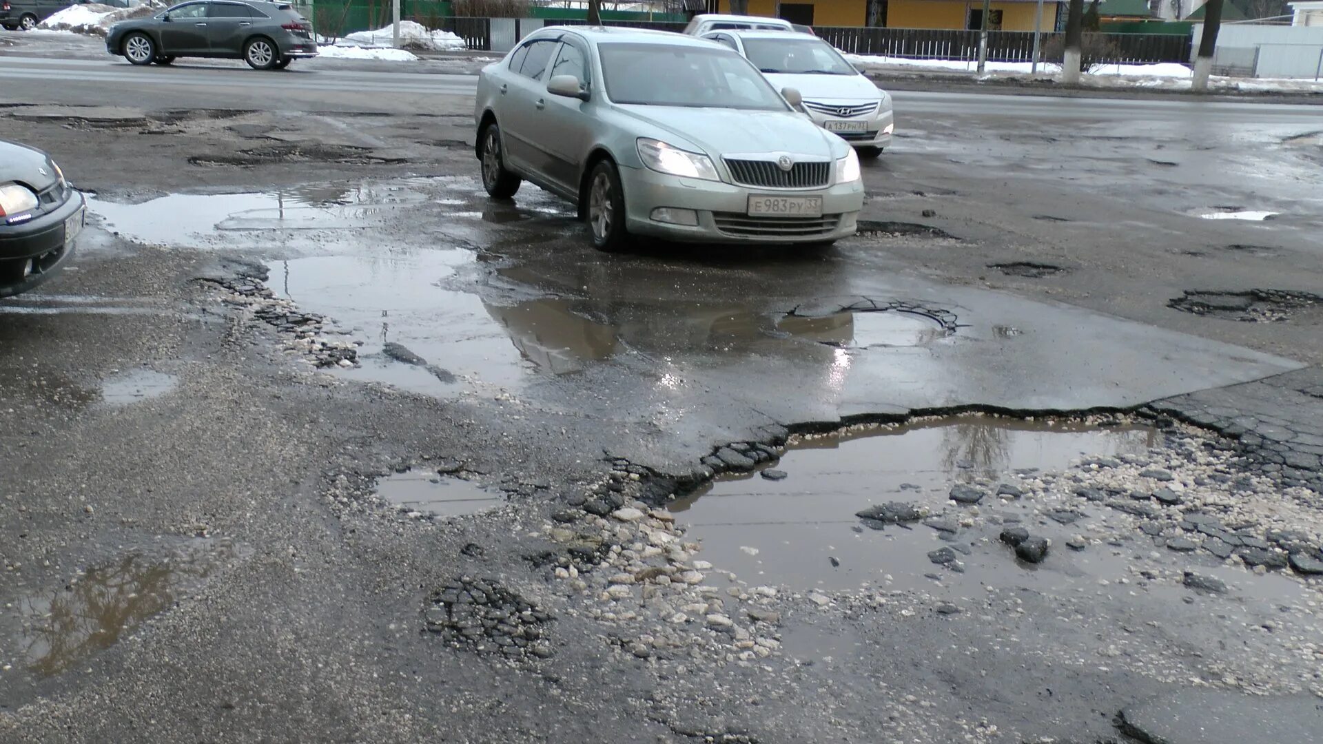 Разбитая дорога. Разбитые дороги в городе. Разбитая дорога в городе.