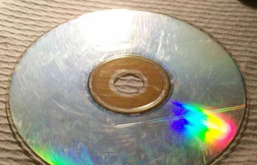 Восстановить cd. Царапины на компакт диске. Царапанный диск. Царапанный компакт диск. Поцарапанные DVD диски.