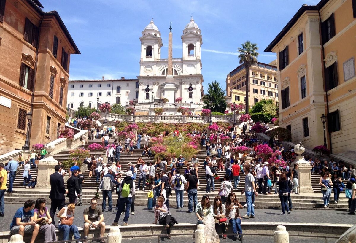 Рим люди. Сколько человек в риме. Фонтан треви туристы. Население италии 2022. Пантеон на пьяцца делла ротонда.