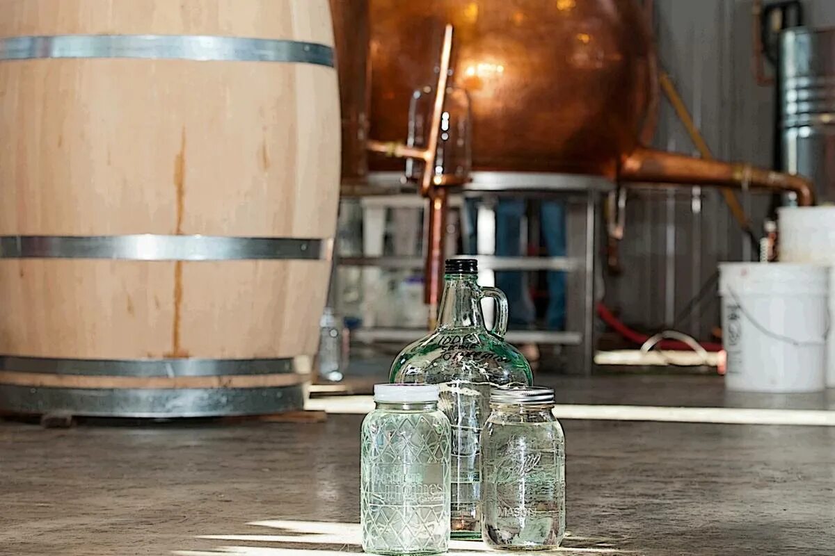 Перегонка самогона. Самогонщики. Самогонный аппарат 4 перегона. Самогонный аппарат 2го перегона. Как перегонять самогон на второй раз.