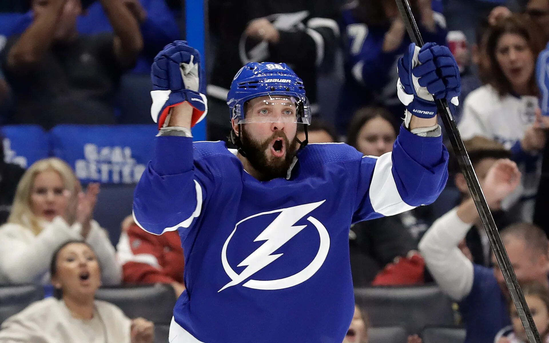 Хоккеист. Никита кучеров тампа-бэй фото 2022. Никита кучеров хоккеист. Тампа бэй лайтнинг кучеров. Брэйден пойнт и никита кучеров.