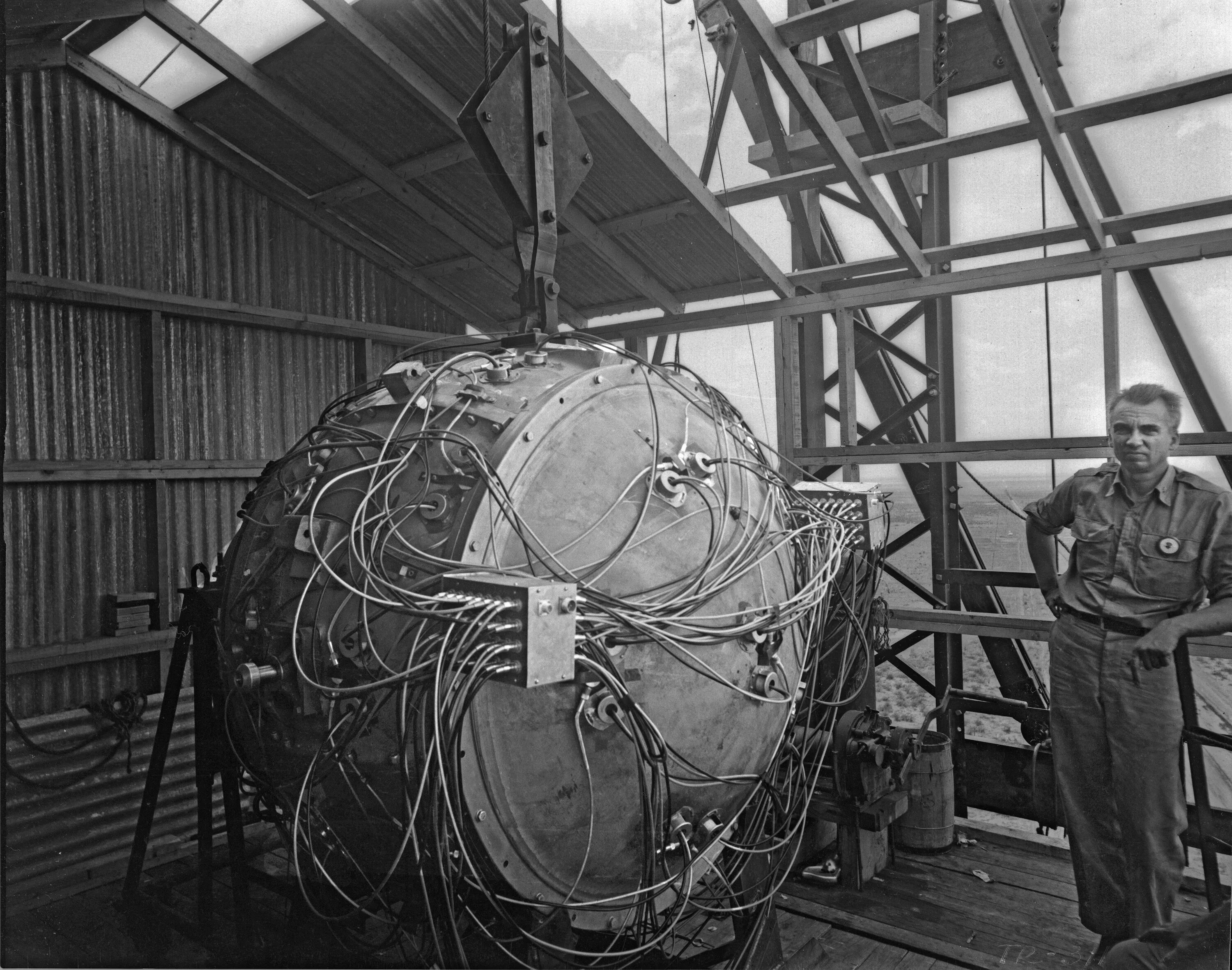 Испытание первой атомной. Манхэттенский проект атомная бомба. Тринити бомба Оппенгеймер. Первая атомная бомба в США 1945. Тринити ядерная бомба.