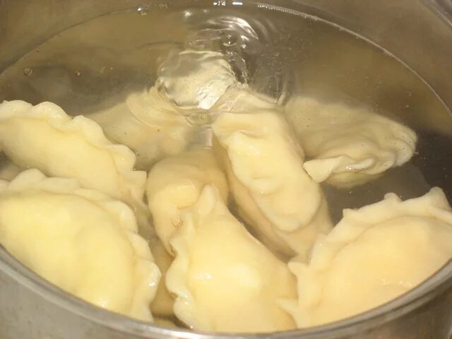 Вареники с творогом варить минут. Вареные вареники с картошкой. Вареники с творогом домашние. Вареники вареные. Вареники в кастрюле.