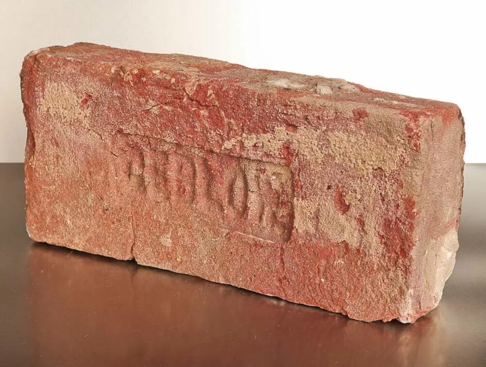 Первый кирпич. Кирпич настоящий. Заложить кирпичом. Кирпич сырец из глины. Первый кирпич.