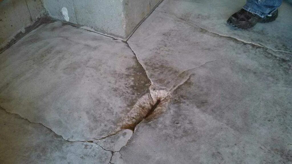 Разбил пол. Цементно-Песчаная стяжка пола трещины. Трещины в бетонном полу. Трещины в стяжке пола. Выбоины в бетонном полу.