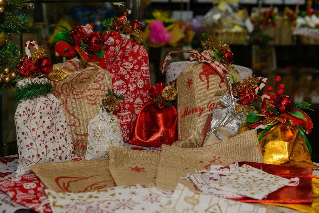 корпоративные подарки на новый год. подарки для верующих. подарок для священника на рождество. новотихвинский монастырь вышивка. что подарить верующим на рождество.