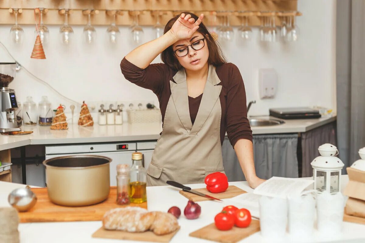 Женщина на кухне. Готовка на кухне. Хозяйка на кухне. Уставшая женщина. Подготовка к ужину