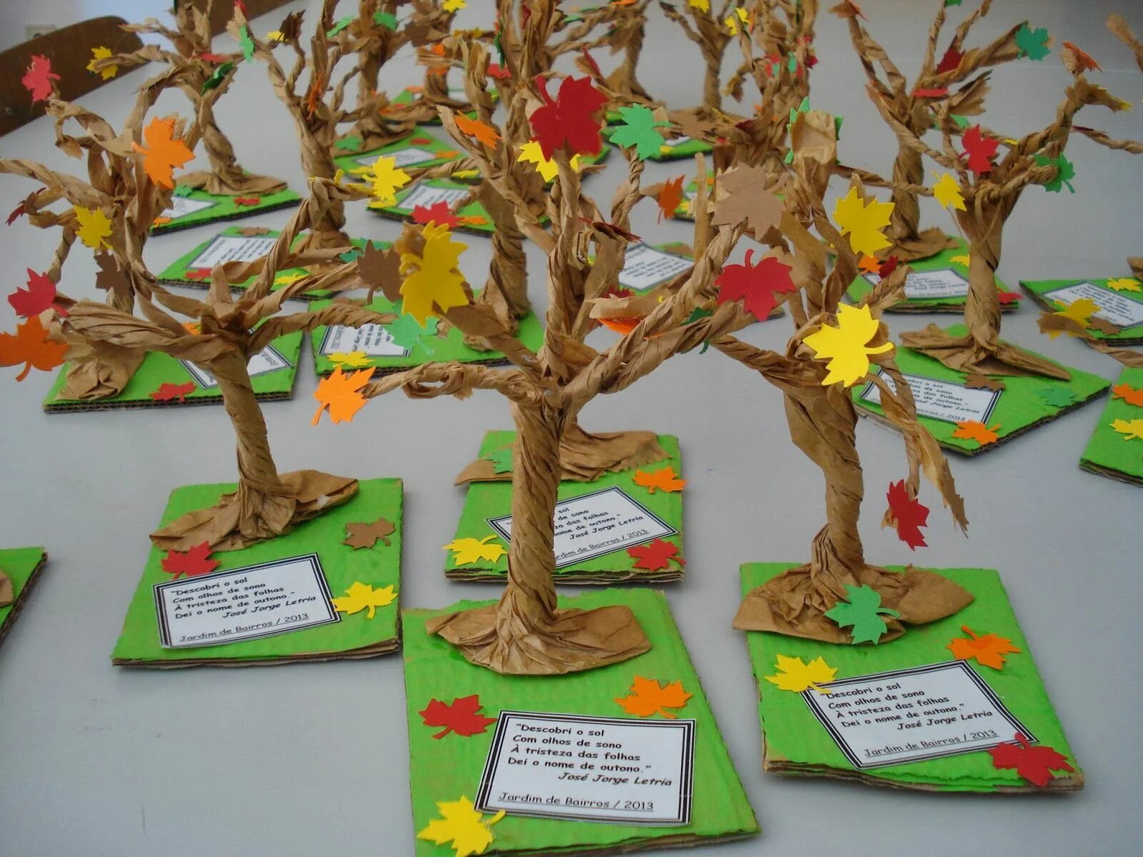 объемное осеннее дерево. дерево из бумаги. осение дерево своими руками. деревья поделки в детском саду. поделка осень дерево.