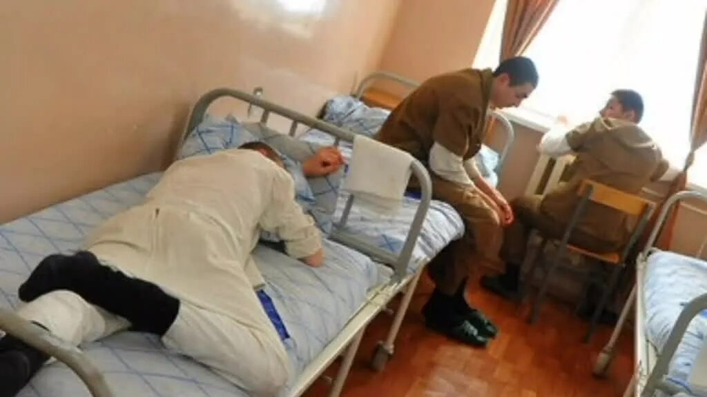 Раненый солдат в госпитале. Раненые в военном госпитале.