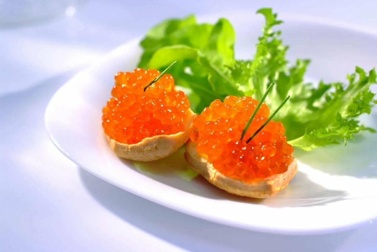 Как вкусно сделать бутерброды с икрой. Бутерброды с лососевой икрой. икра кеты на бутерброде. канапе с красной икрой. красивые бутерброды с красной икрой.