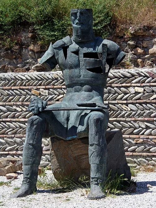 скульптуры церетели в тбилиси. памятник в грузии. село гори грузия. исторические памятники грузии. памятник амирани в грузии.