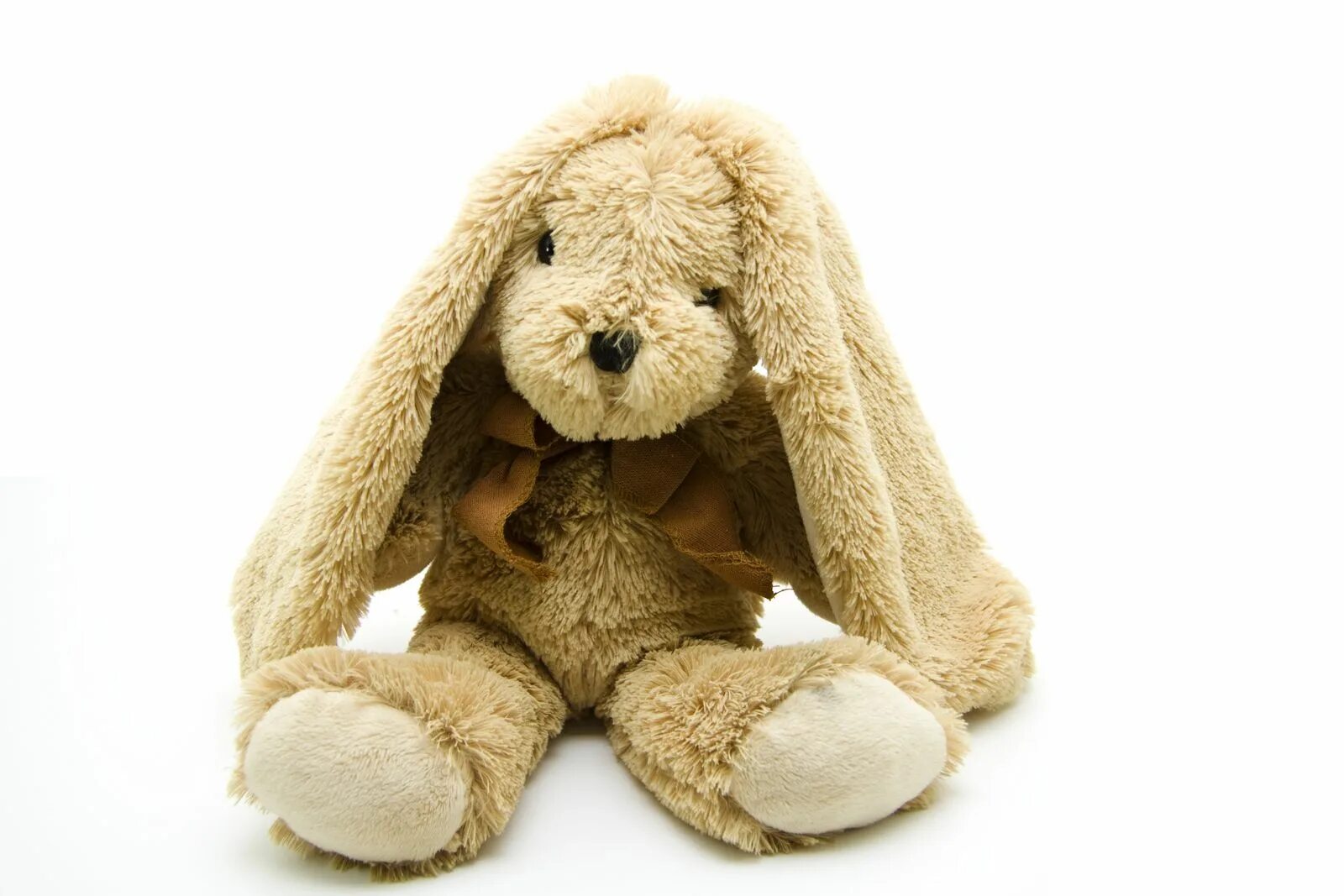 Выброшенные мягкие игрушки. Рваный заяц. Длинноухий заяц. Брошенная игрушка. Страшные мягкие игрушки.