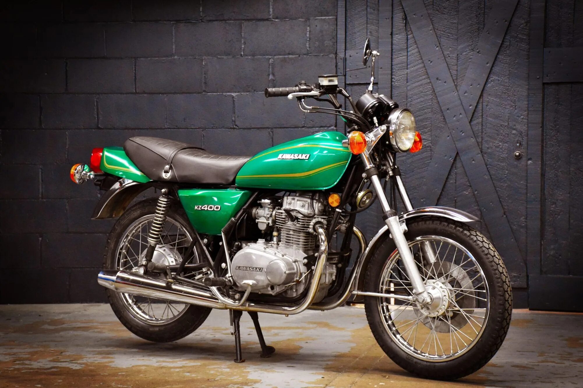 Кз 400. Honda cb400n. Kawasaki kz400 1975. Иж 56 cafe racer. Kawasaki старые модели.