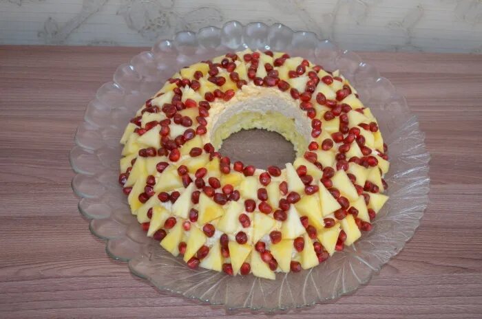 Салат кучки рецепт с фото с картошкой фри гранатовый браслет. Ананасовый браслет салат. Гранатовый браслет рецепт с ананасами. Гранатовый браслет классический. Салат с гранатом и чипсами.