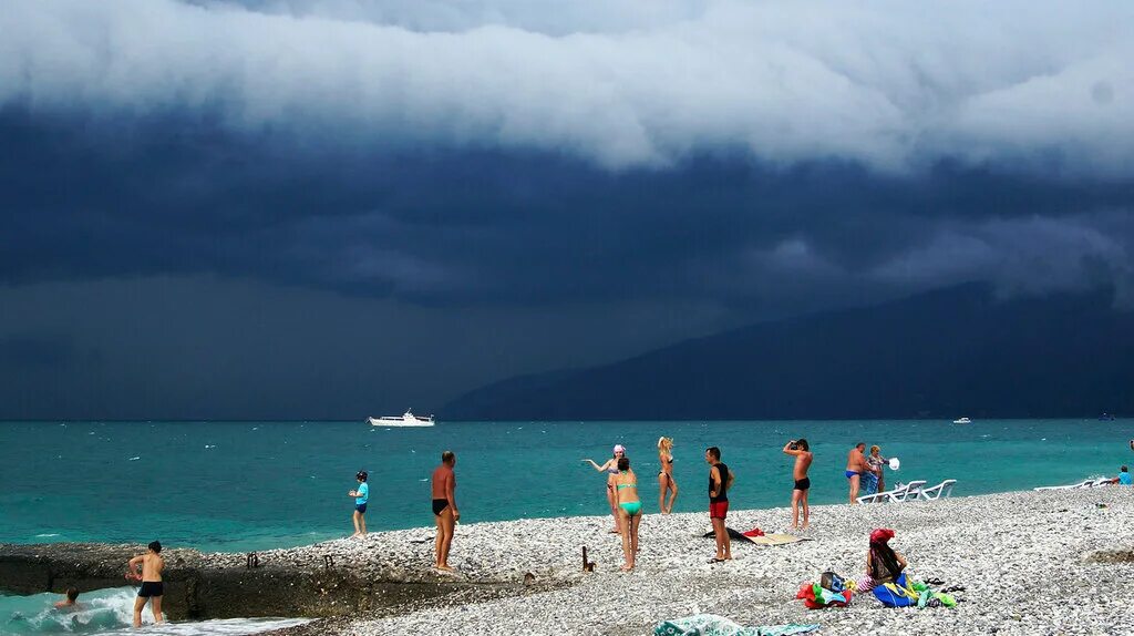 Погода гагры море температура. Очамчира Абхазия пляж. Гагра Мамзышха пляж. Гагра пляж Баунти. Абхазия море дождь.