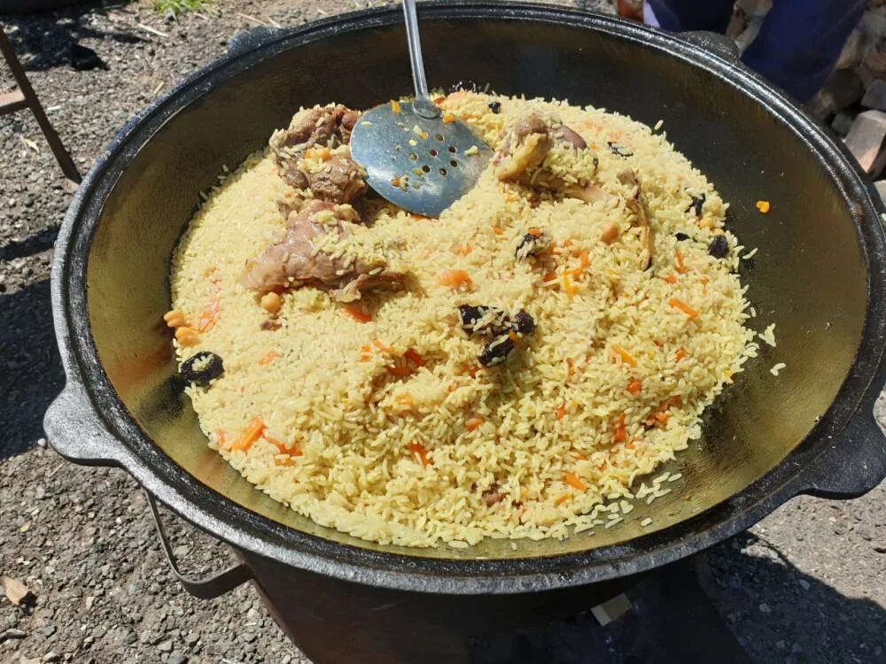 Плов шашлык. Плов. плов в казане. плов на мангале. узбекский плов на костре.