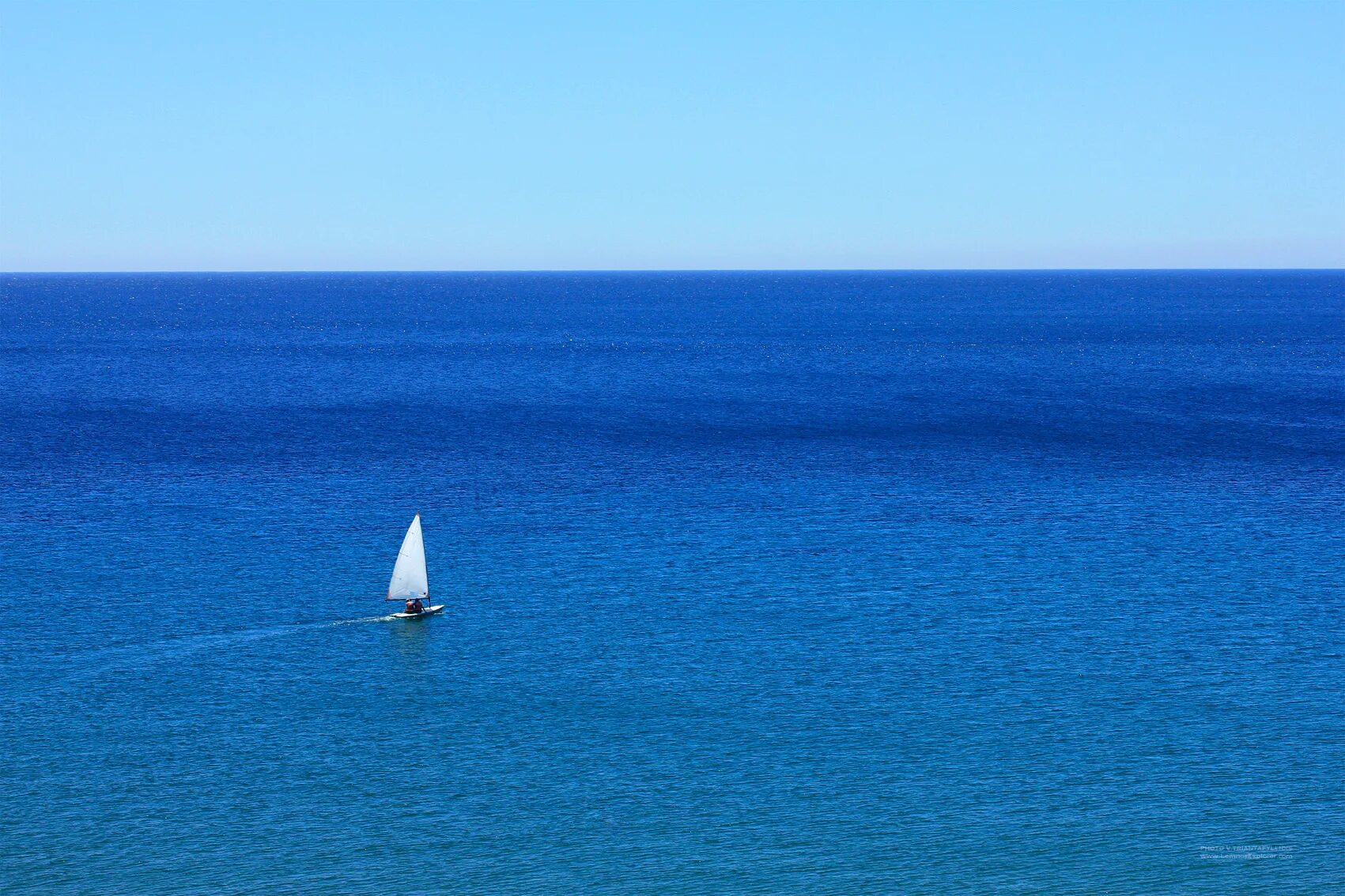 Парус вдали. Синее море. Море Горизонт. Штиль на море. Море вдали.