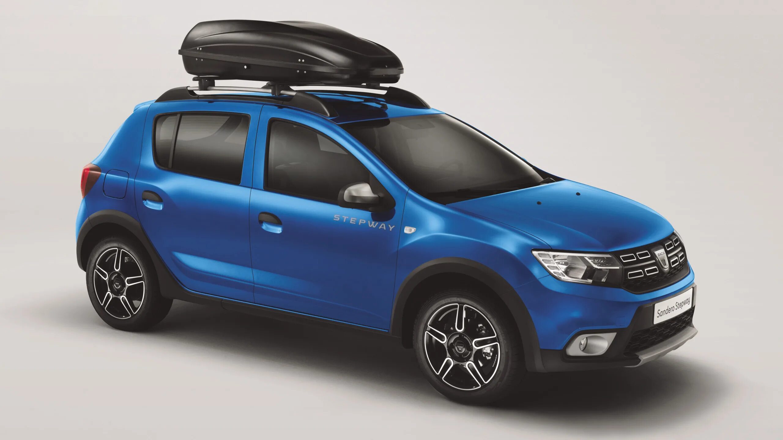 Sandero stepway размеры. Сандеро степвей 1. Renault Sandero Stepway с боксом. Автобокс для Renault Sandero Stepway. Автобокс на Рено Сандеро степвей 2.