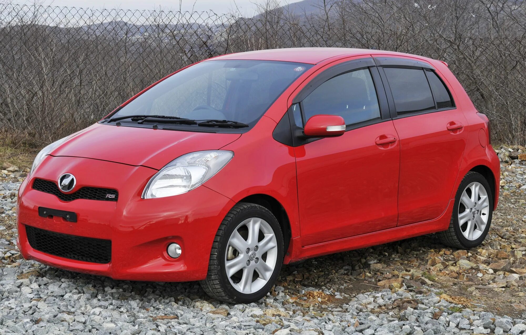 Купить витц в красноярске. Toyota Vitz. Тойота Ярис 2008. Малолитражка Тойота Витц. Toyota Vitz красный.