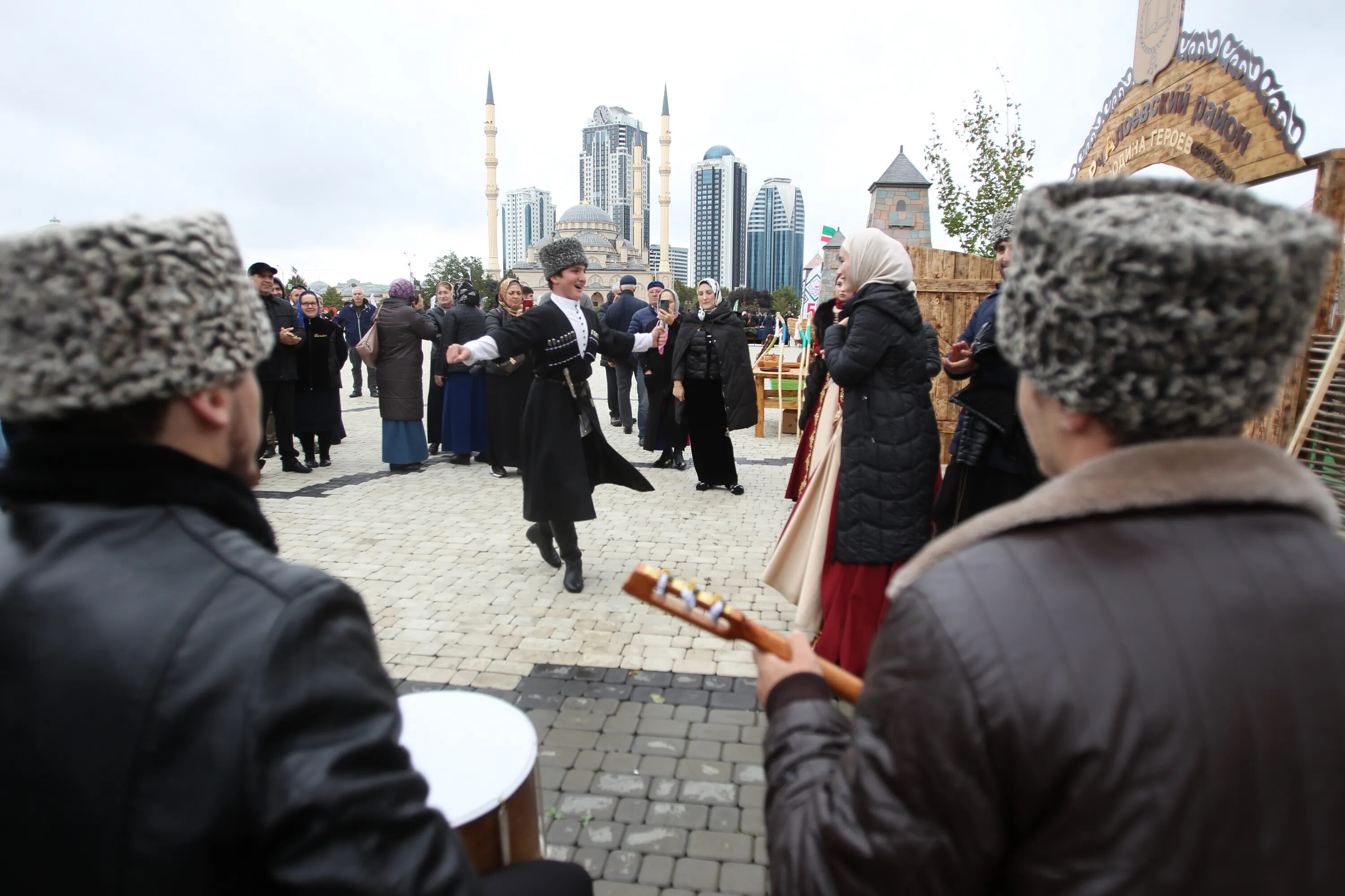 Часы сегодня грозном. Грозный город 2021. День Грозного 2021. День города Грозный 2021. Грозный 2022.