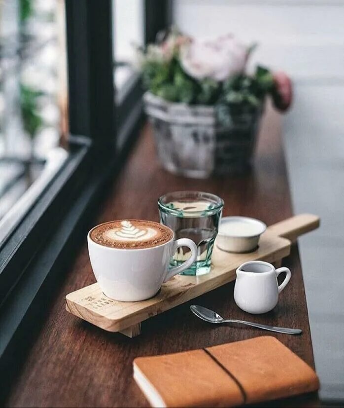Красивый кофе. Утренний кофе. Чашка утреннего кофе. Чашка кофе в интерьере.