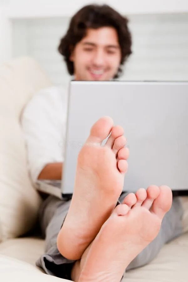 Нога человека. Компьютер feet. Ноги человека в комнате. Люди печатают на компьютере ногой.