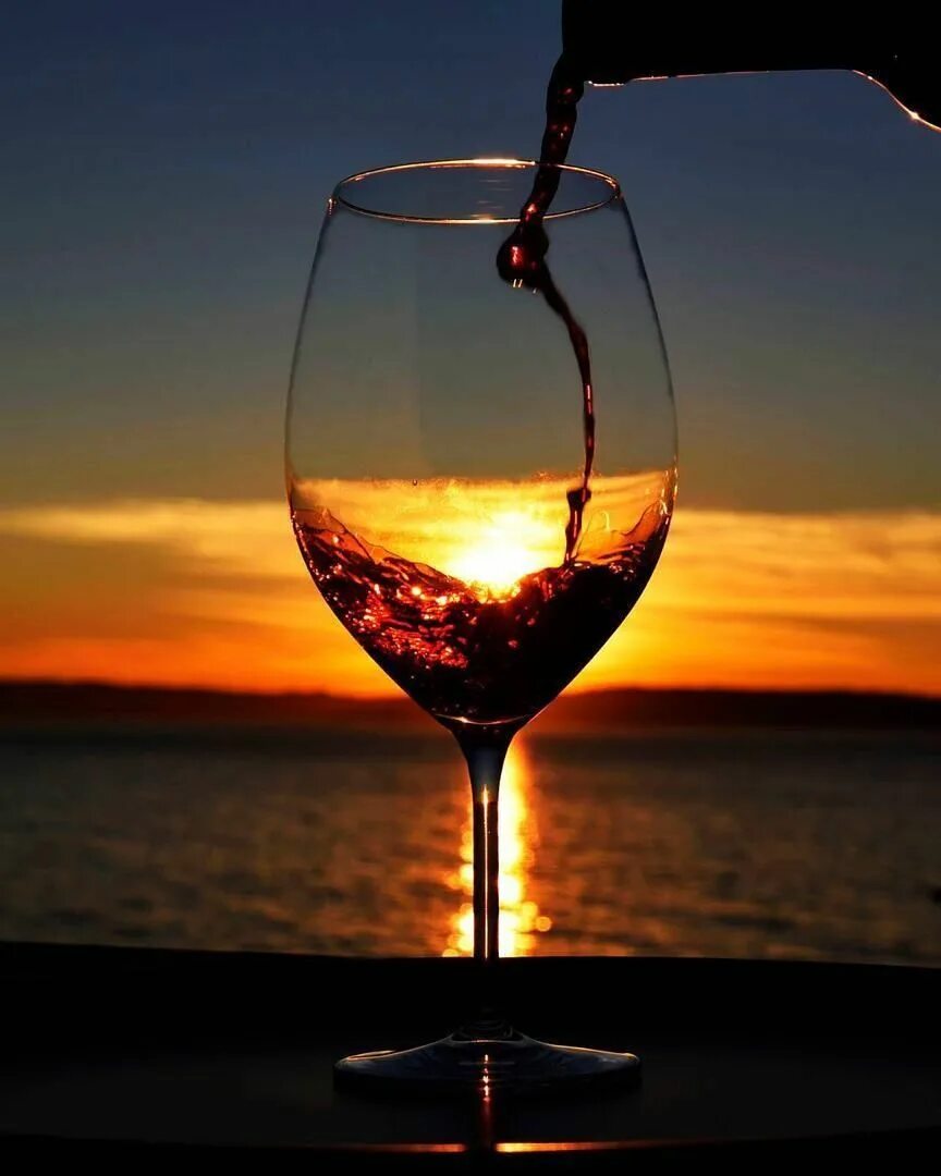 Вины время. Бокал вина. Бокал с вином. Вино на закате. Закат в бокале.