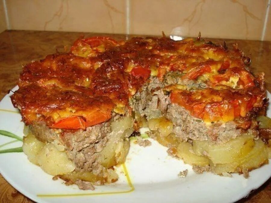 Рецепт гримаса. Картошка под шубой. Мясо под шубой с картошкой в духовке. Мясо под картофельной шубкой. Свинина под шубой.