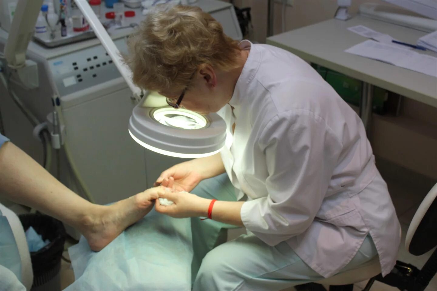 Врач лечение ногтей на ногах. Врач миколог.